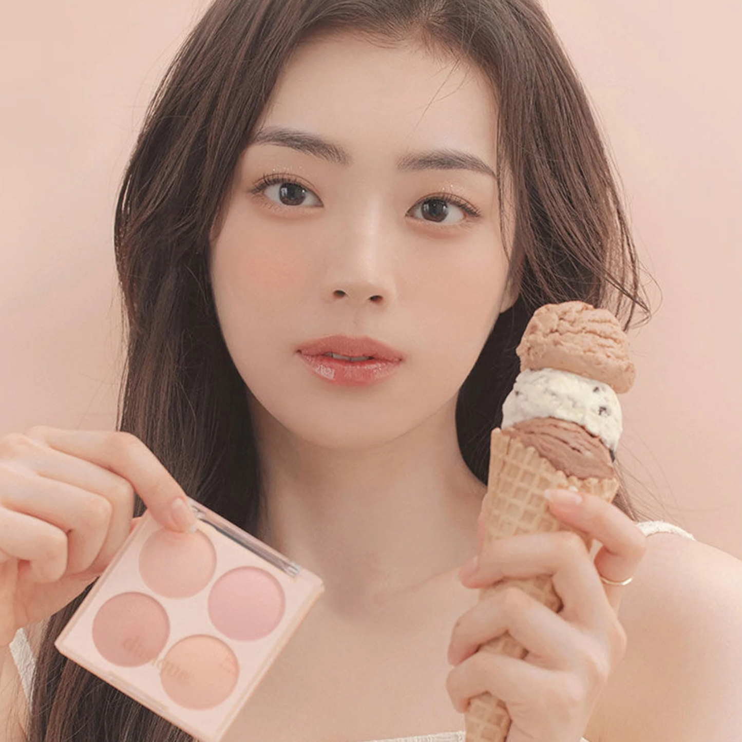 Model holding Dasique Almond Vanilla cheek palette for a soft, natural flushed look.